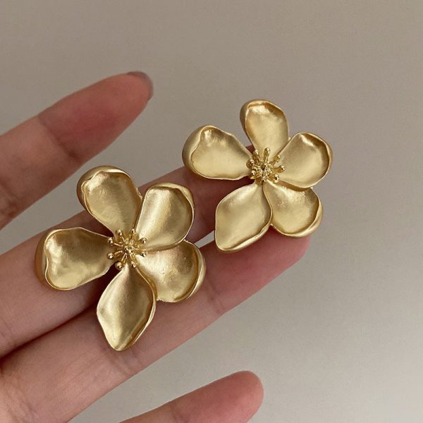 Wholesale Vintage Romantic Flower Metal Earrings For Cheap